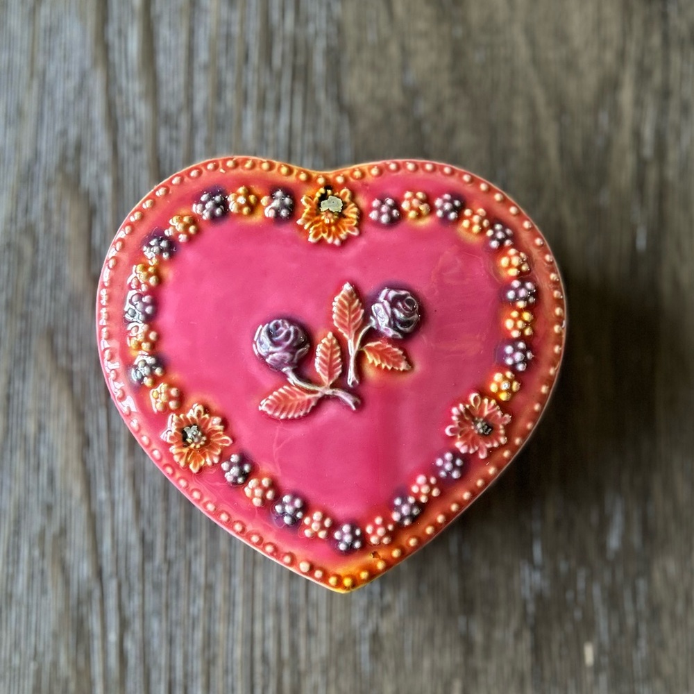 Mottahedeh VTG 70’s Pink Heart Shaped Floral Enamel Ceramic Jewelry Trinket Box!